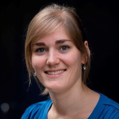 Et nærbilde av en kvinne som smiler