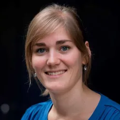 Et nærbilde av en kvinne som smiler