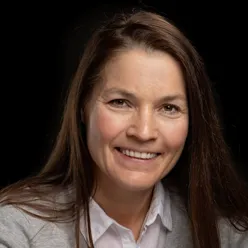 Et nærbilde av en kvinne som smiler