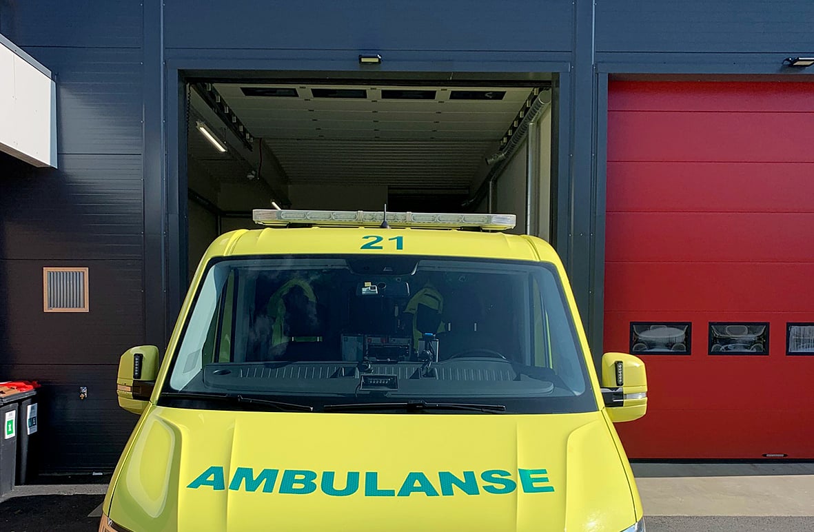 Ein ambulanse framfor ein garasje