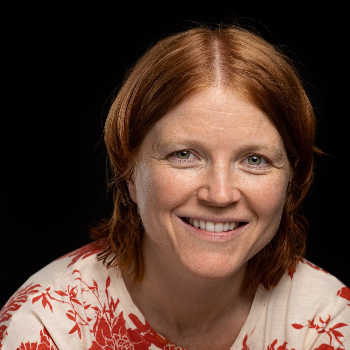 En kvinne med rødt hår