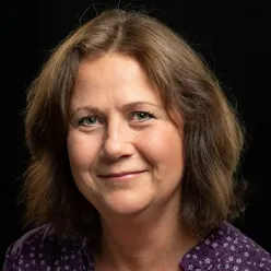 En kvinne med brunt hår