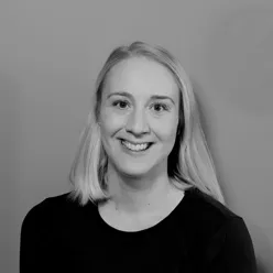 En kvinne som smiler til kameraet