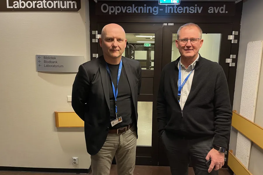 To menn som står ved sidan av kvarandre.