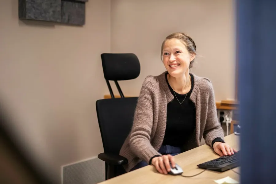 En kvinne som sitter ved et skrivebord