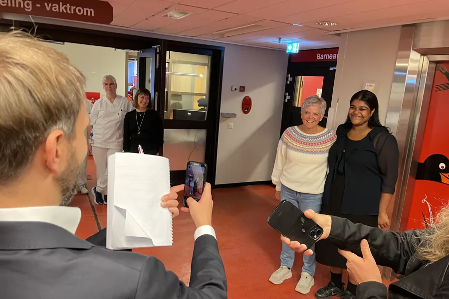 Mann som fotograferer to kvinner