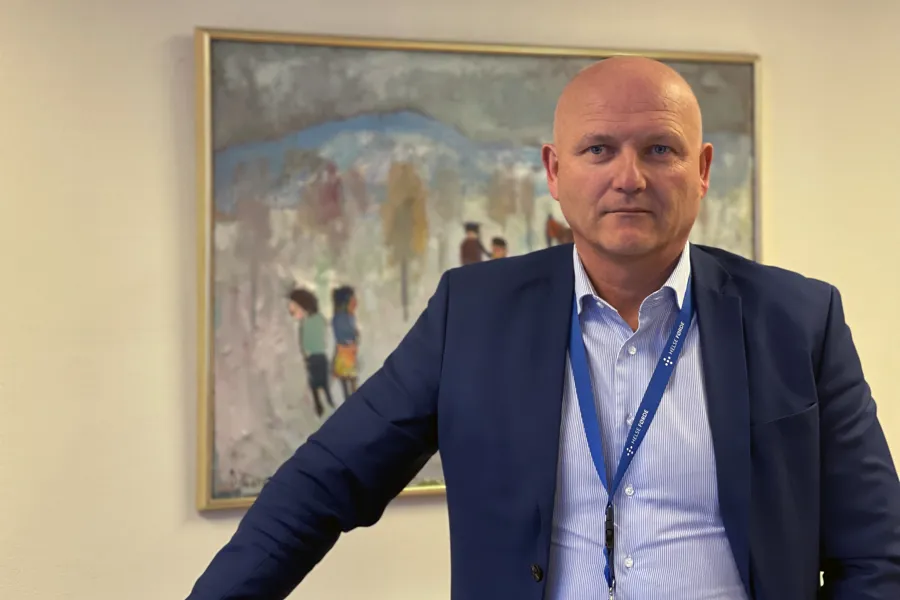 En mann som står foran et maleri