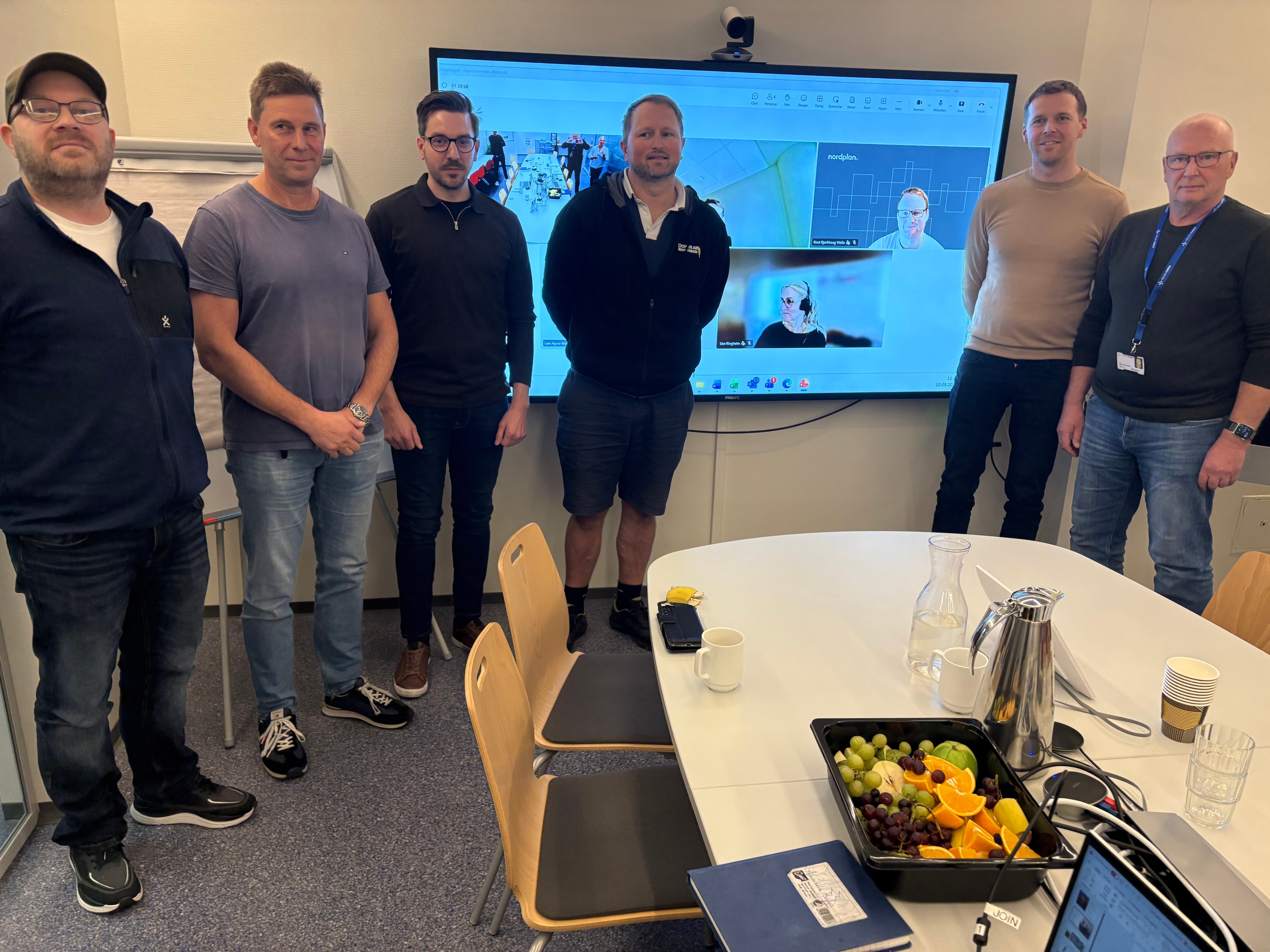 Ei gruppe personar i eit møterom