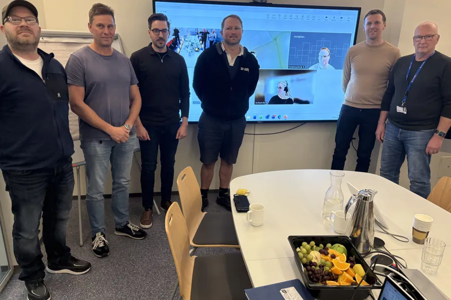 Ei gruppe personar i eit møterom
