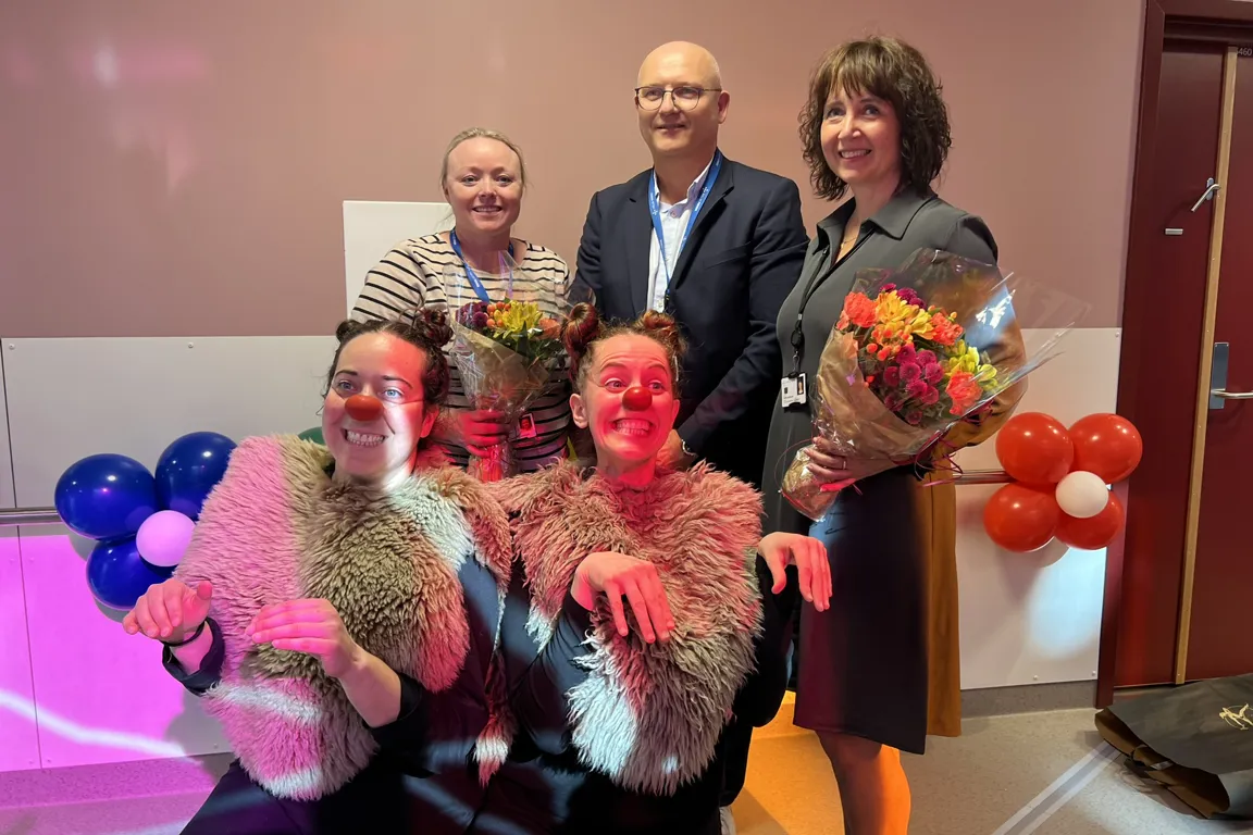 En gruppe mennesker som poserer for et bilde med ballonger