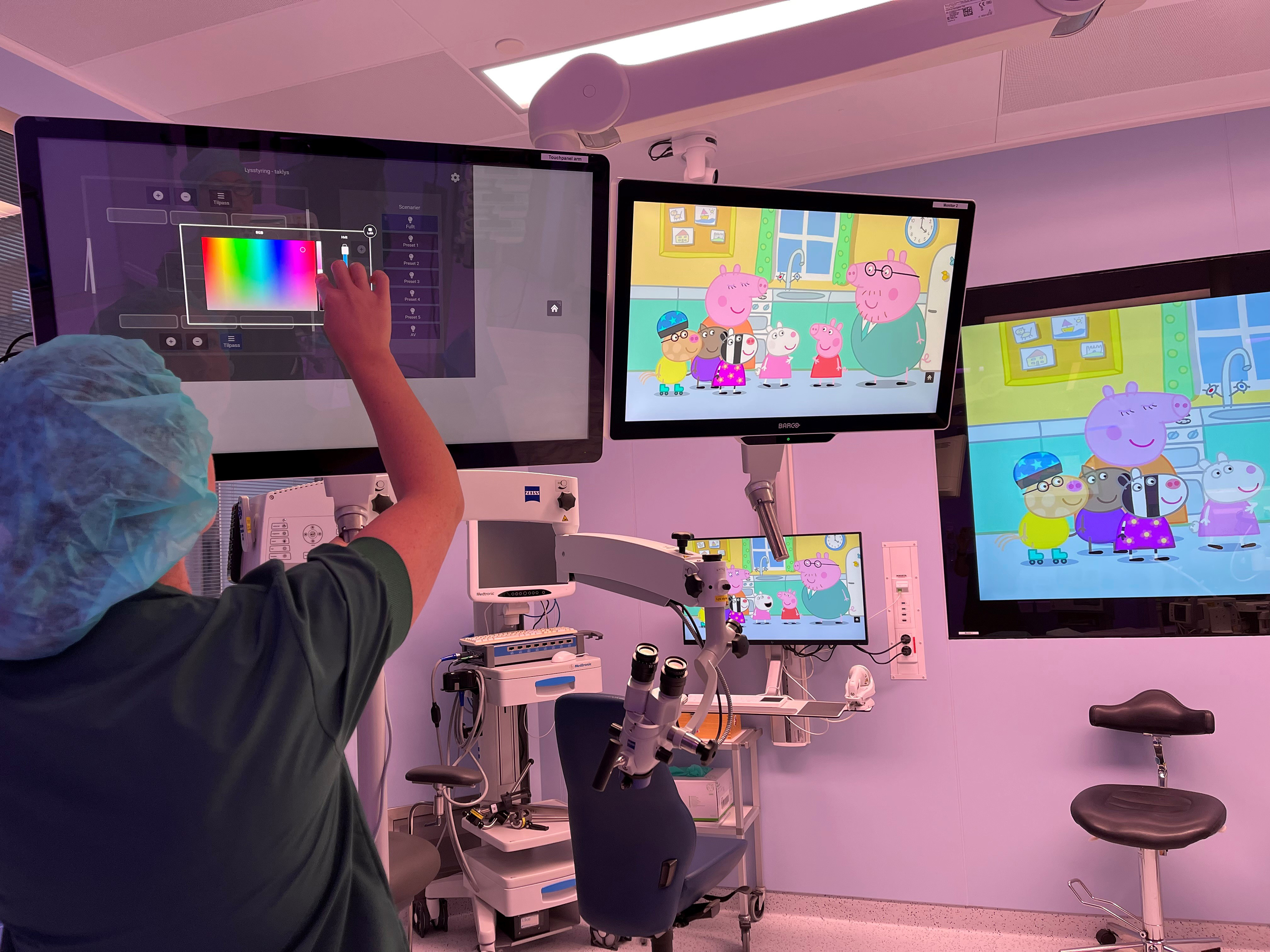 Ei kvinne som ser på en skjerm i operasjonssalen