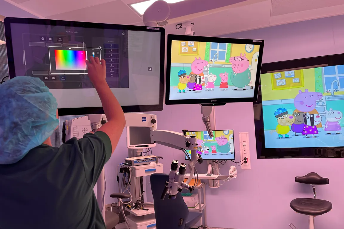 Ei kvinne som ser på en skjerm i operasjonssalen