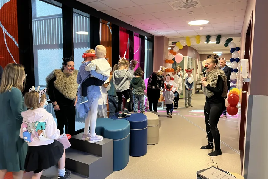 En gruppe personer i et rom