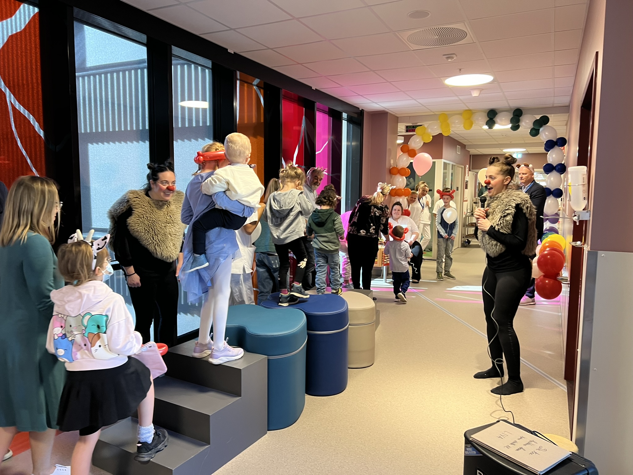 En gruppe personer i et rom