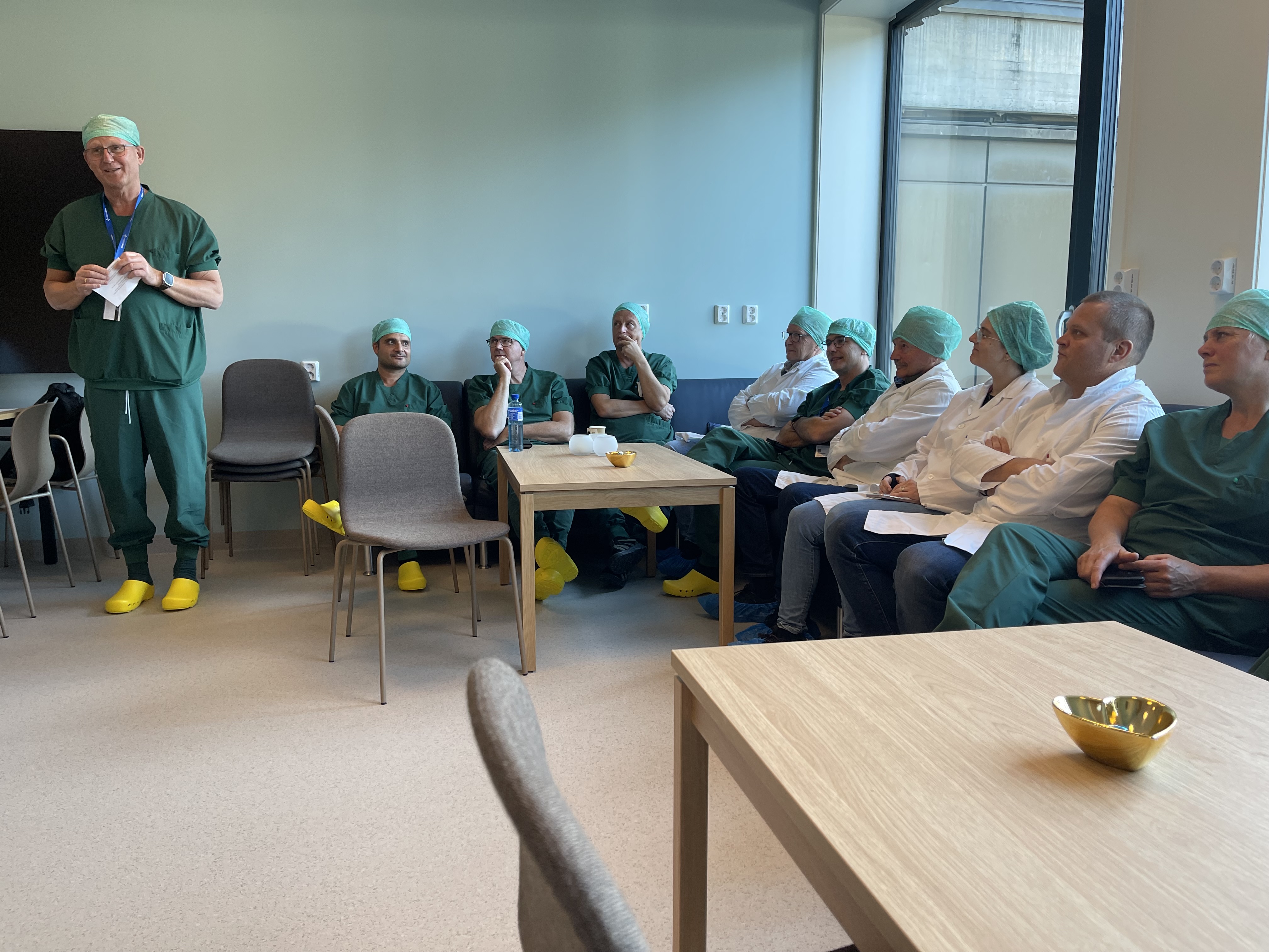 En gruppe mennesker som sitter i et rom