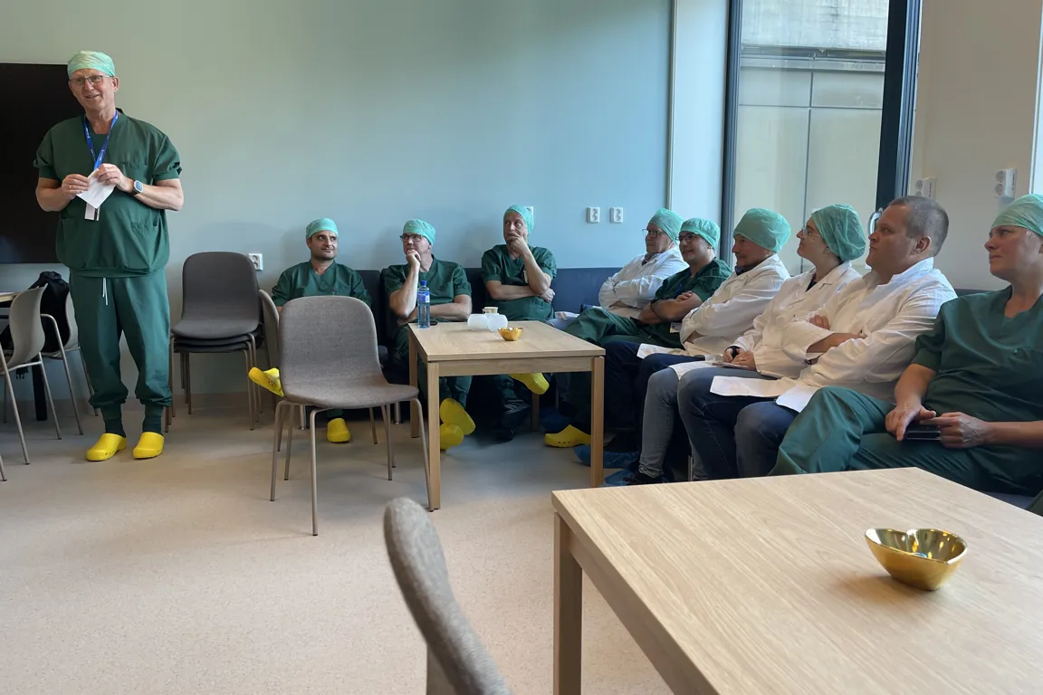 En gruppe mennesker som sitter i et rom