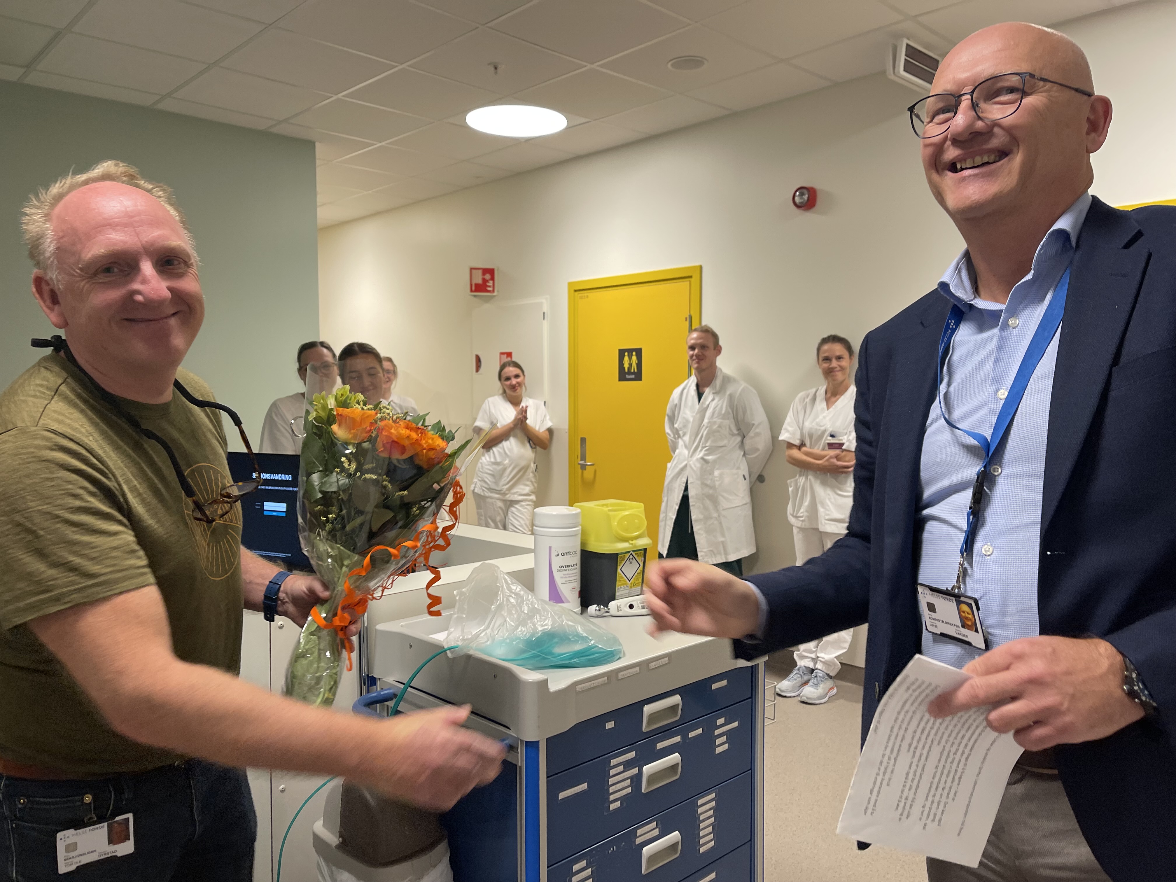 Noen få menn i et rom