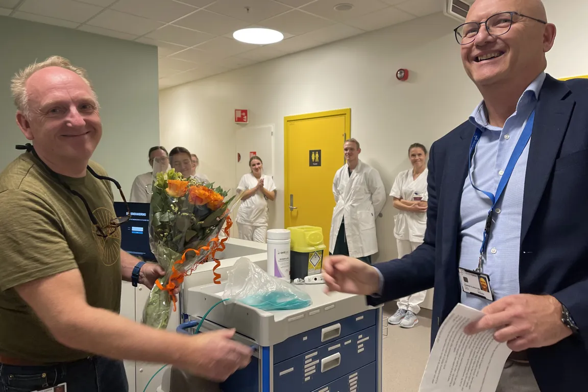 Noen få menn i et rom