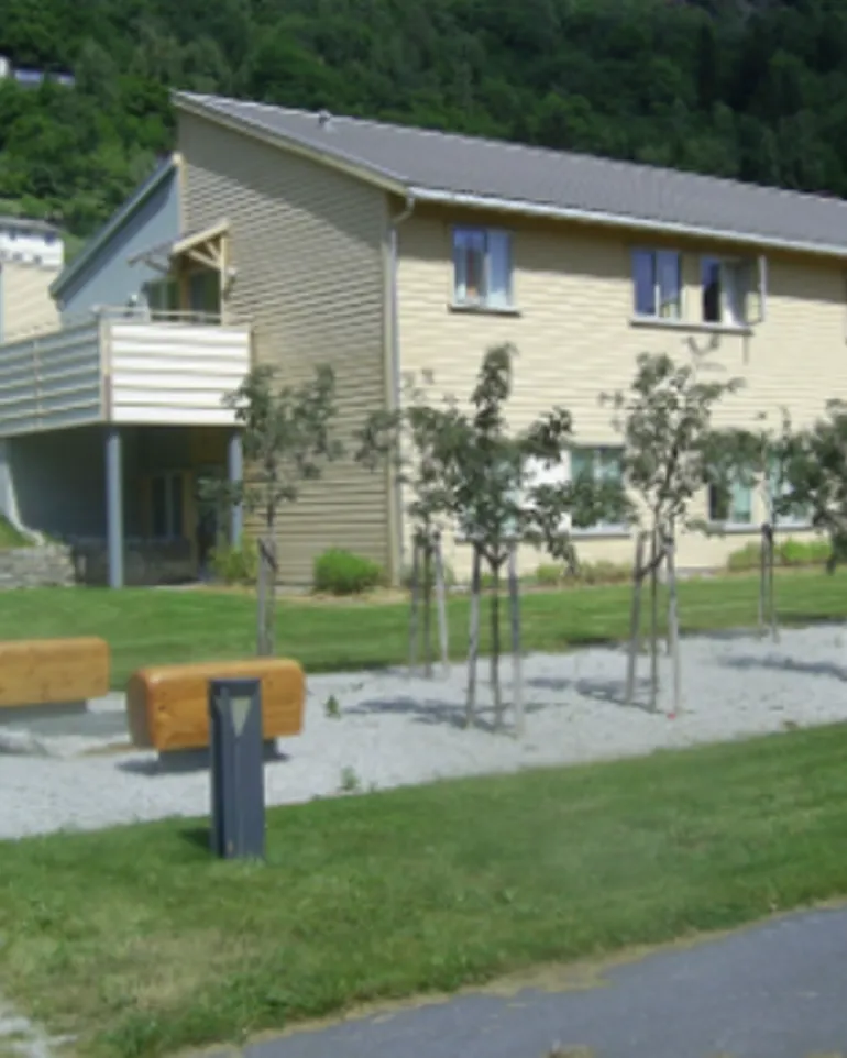 Eit bygg ved Indre Sogn psykiatrisenter med parken i forkant