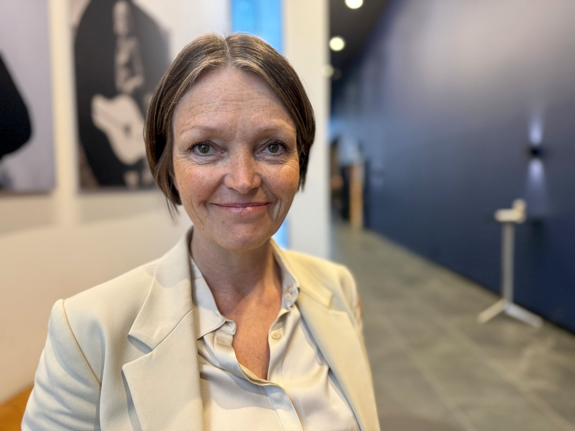 Ei dame som smiler til kameraet