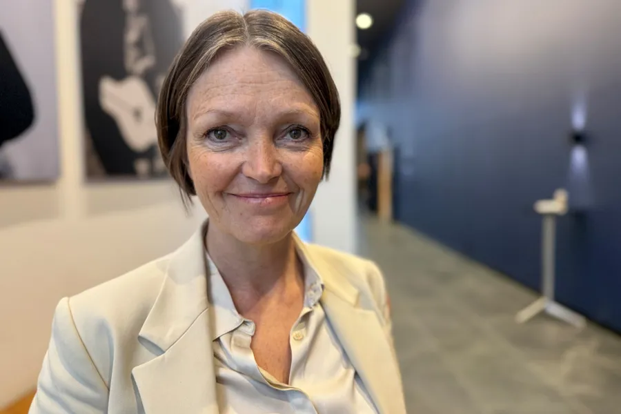 Ei dame som smiler til kameraet