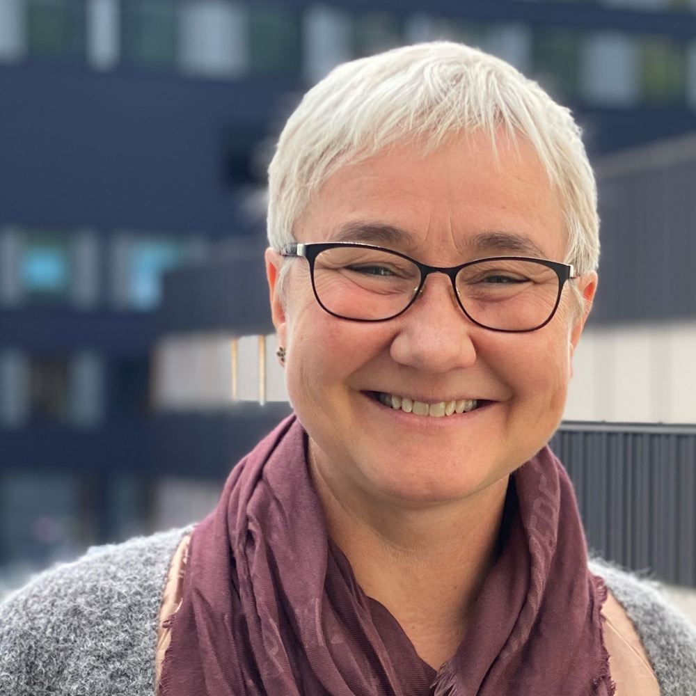 Et nærbilde av en smilende person