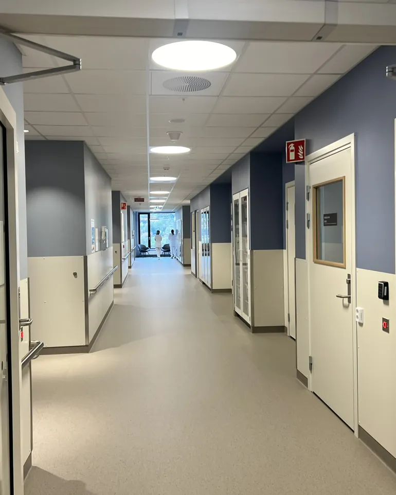 Ein lang sjukehusgang med dører