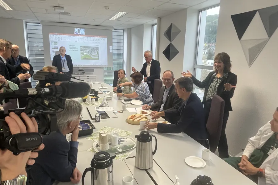 En gruppe mennesker som sitter rundt et bord