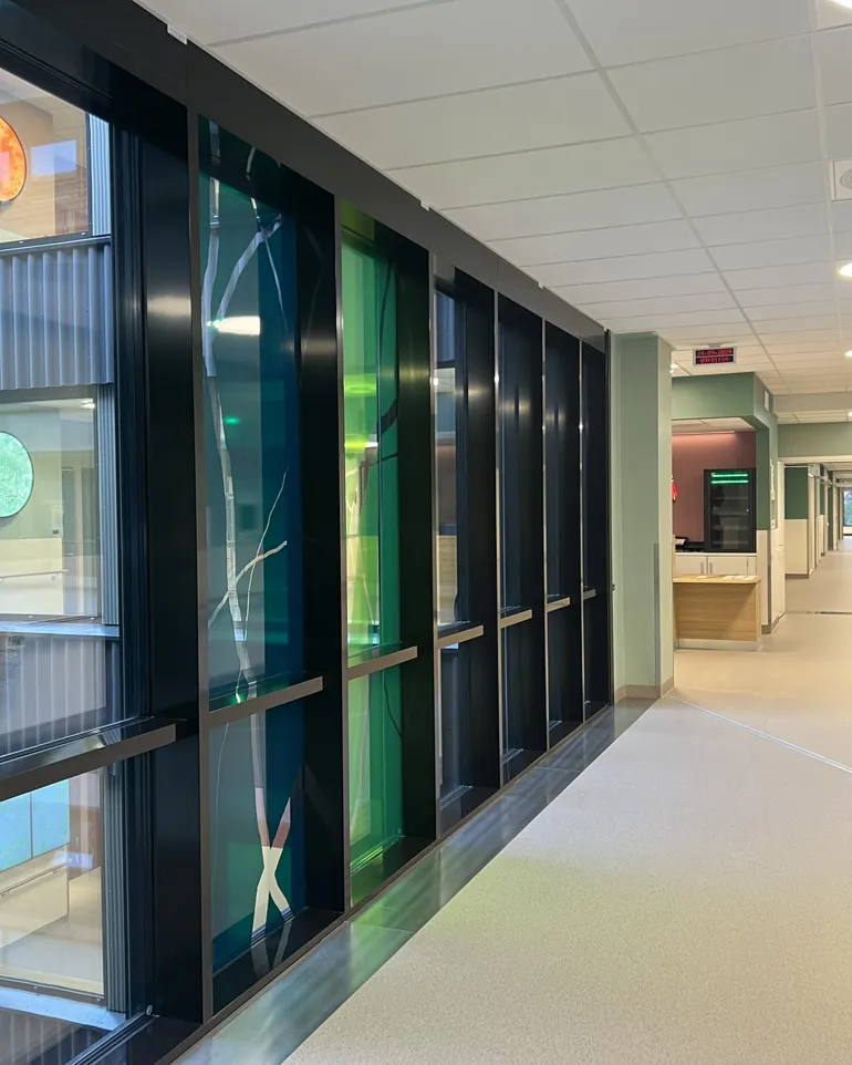 Ein lang gang med glassdører