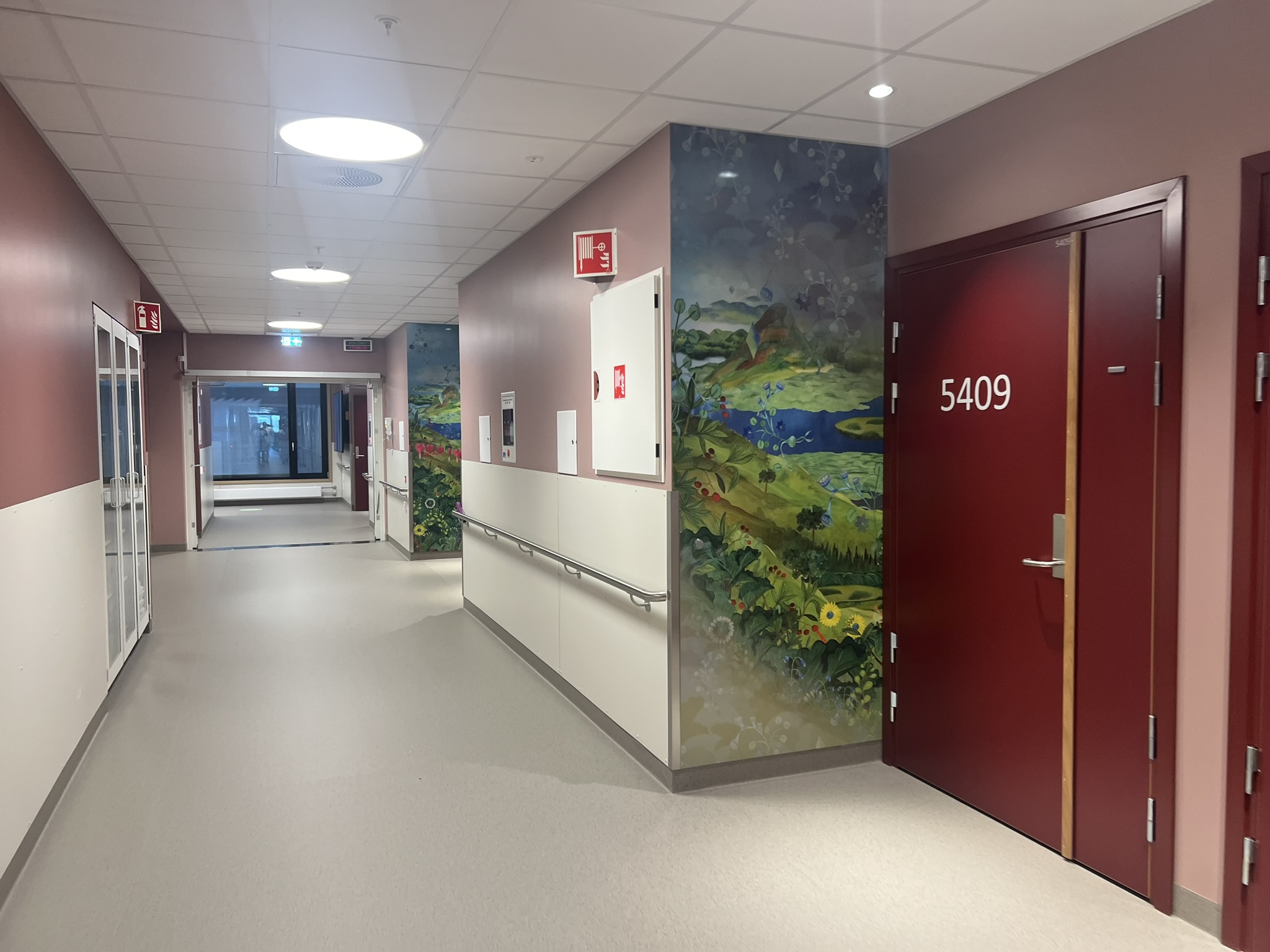 En gang med kunst på veggen