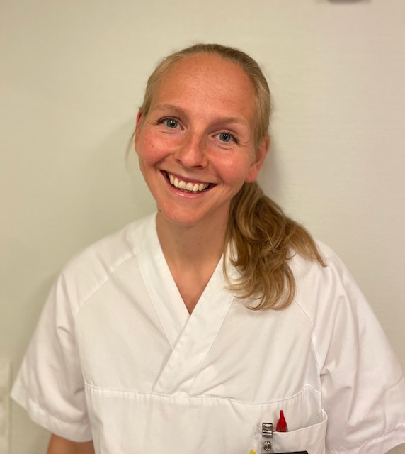 En person som har på seg en hvit skjorte