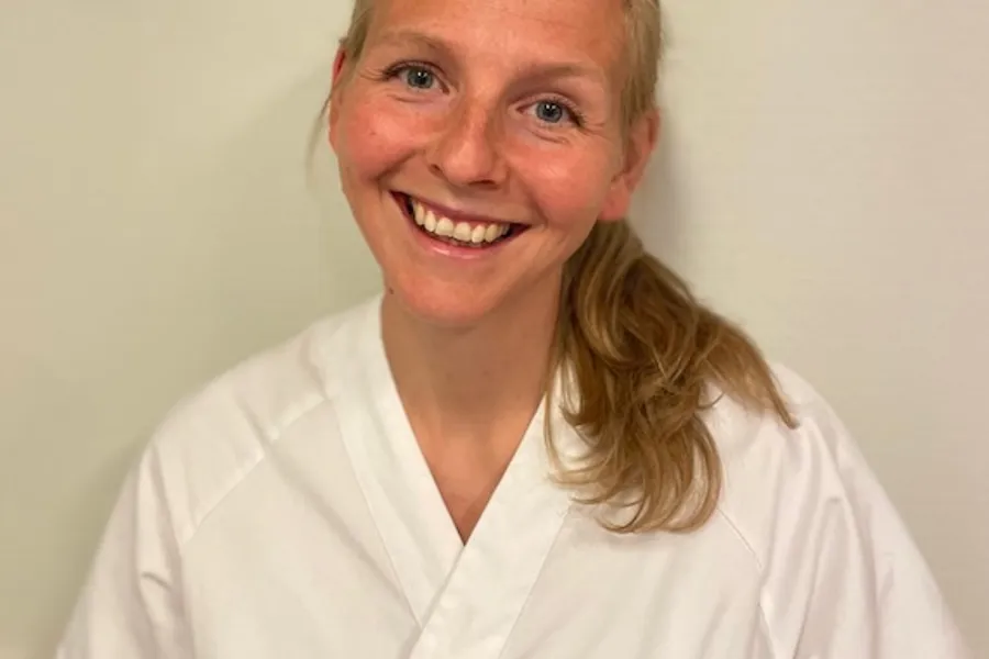 En person som har på seg en hvit skjorte
