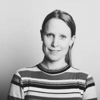 En person som smiler til kameraet