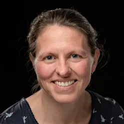 En person som smiler til kameraet