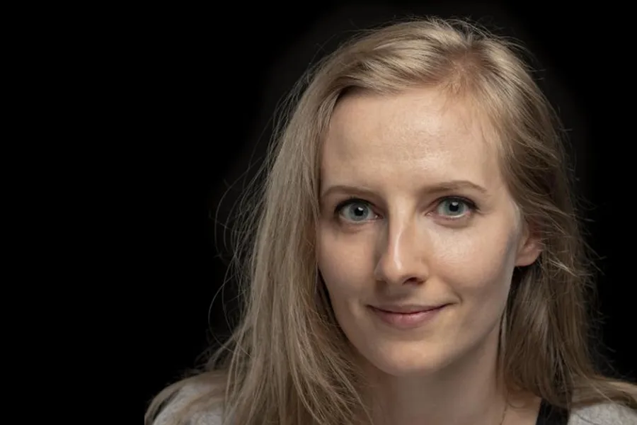 Portrett av en kvinne med blondt hår