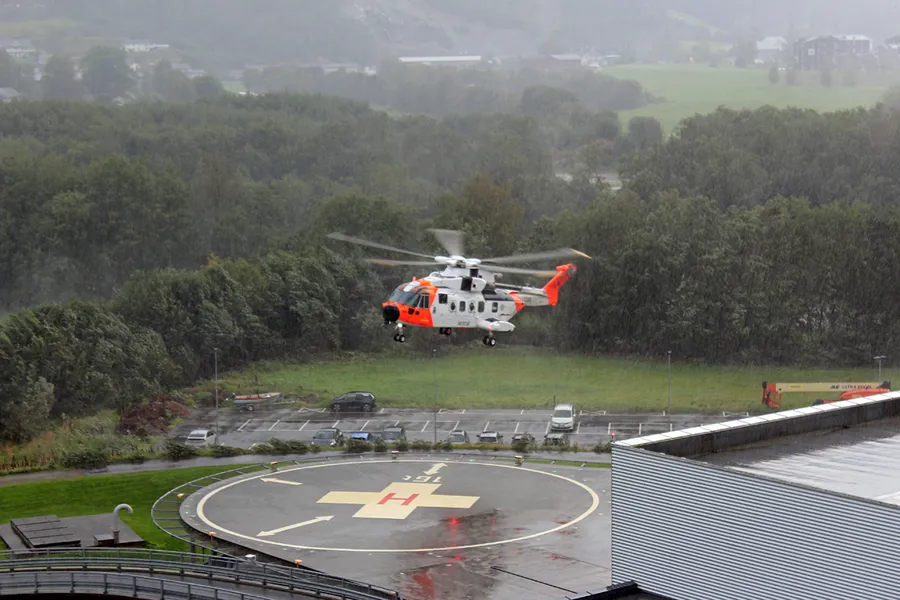 Redningshelikopter går inn for landing