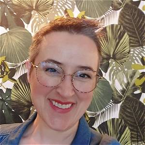 En kvinne med briller som smiler