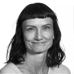 Et nærbilde av en smilende person