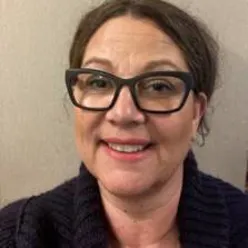 En person som bruker briller