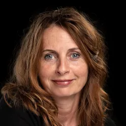 En kvinne med langt hår