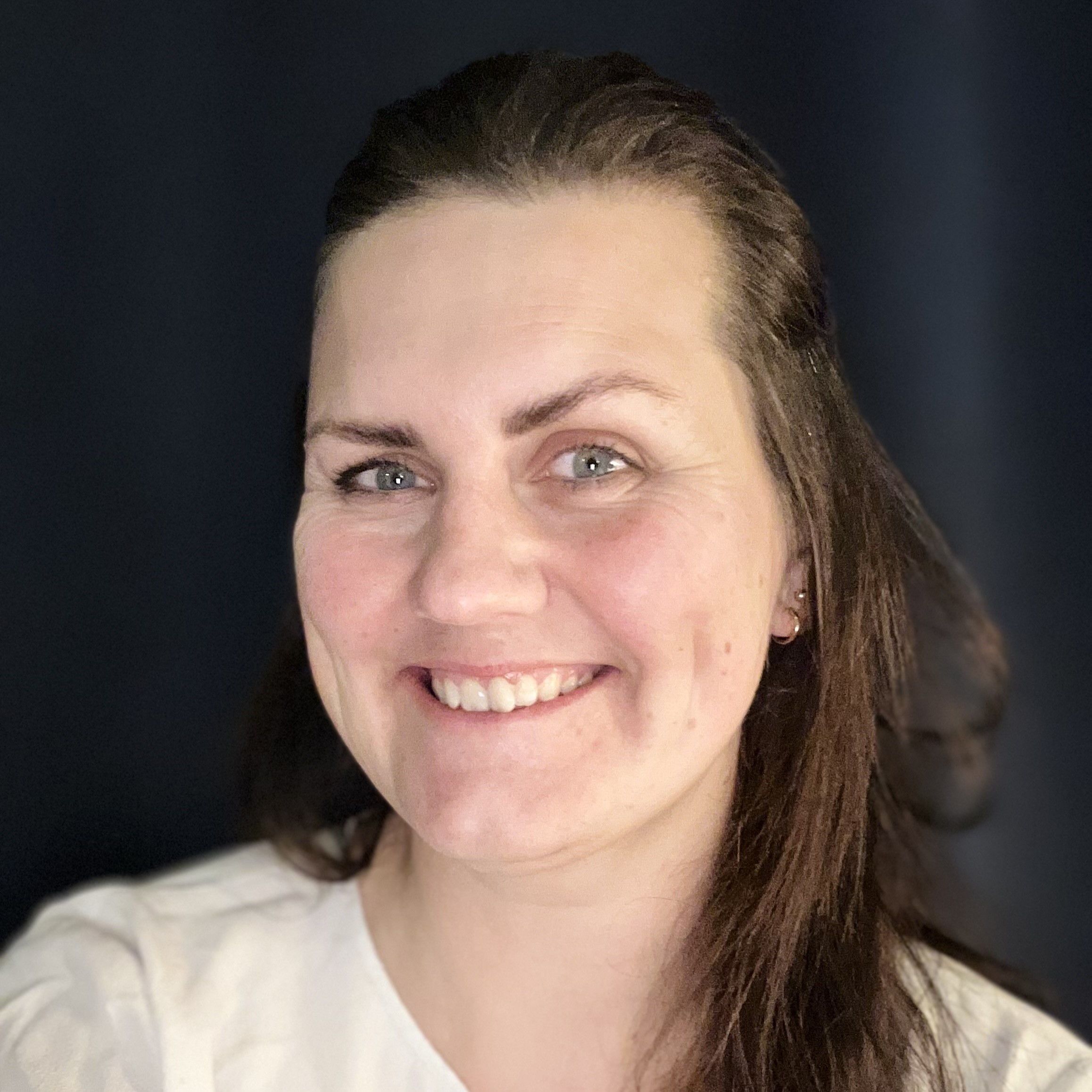 En person som smiler til kameraet