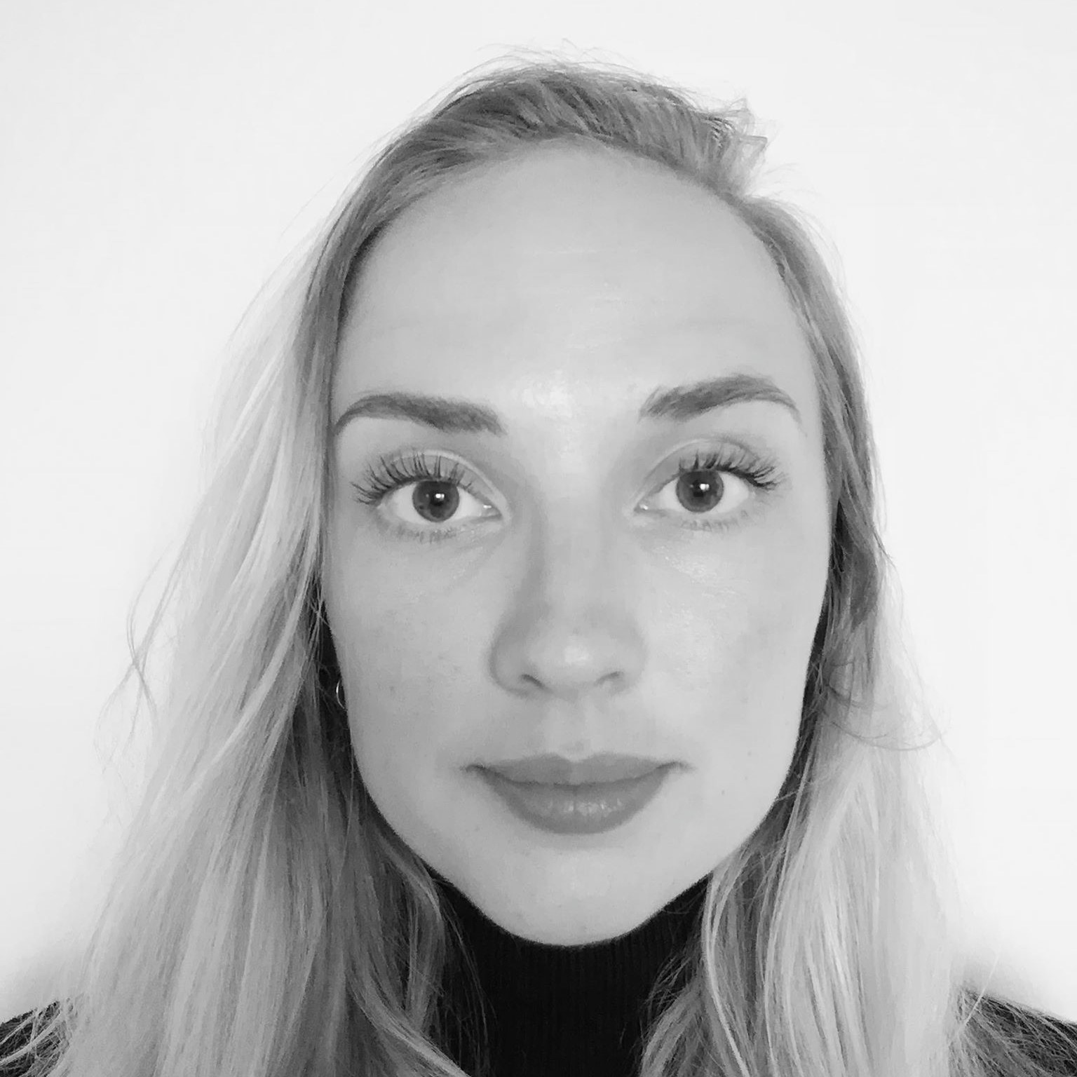 En kvinne med langt hår