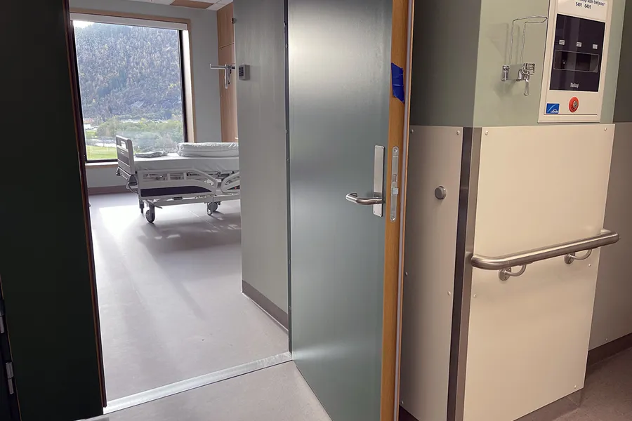 Et rom med dør og vindu