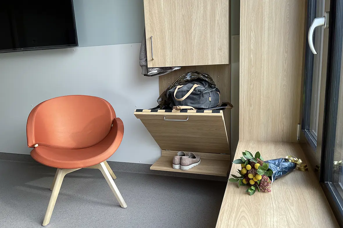 En stol og en ryggsekk på et bord