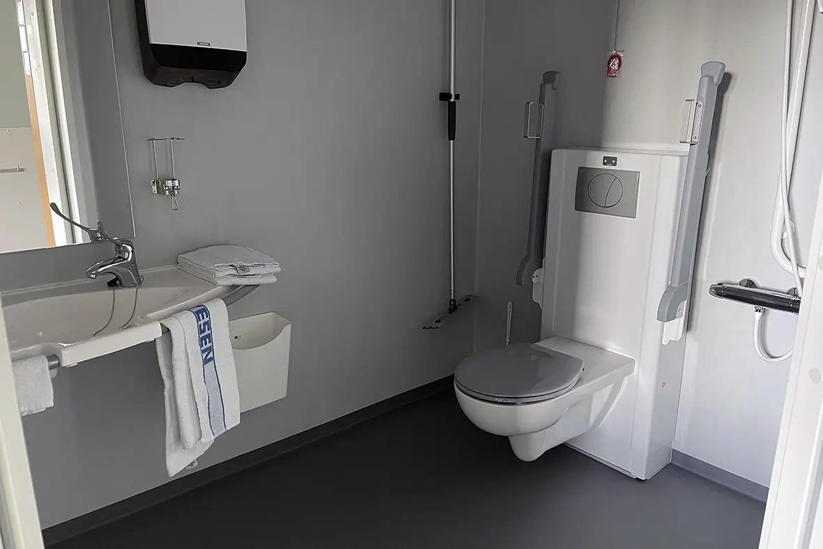 Et bad med toalett og vask