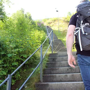 En person som går opp en trapp