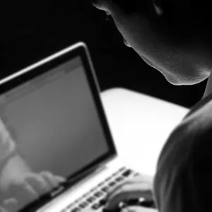 ein person sit framfor ein dataskjerm