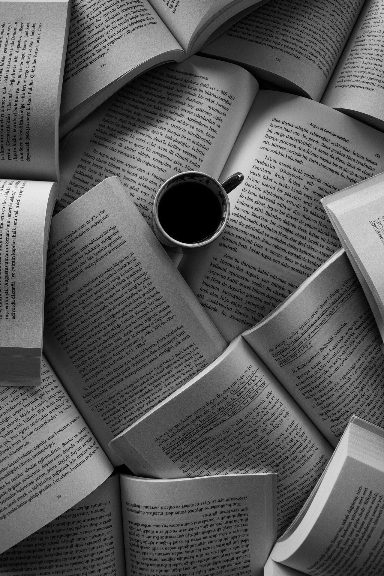 boksider med tekst og ein kaffikopp