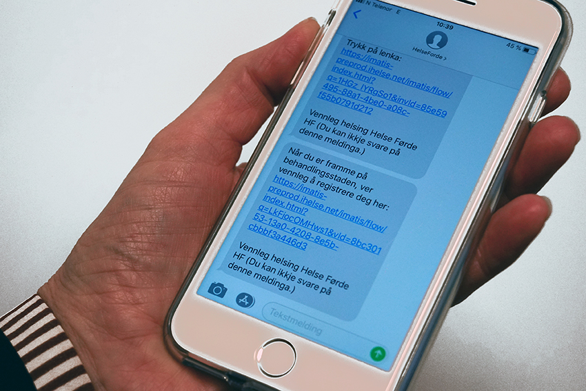 En hånd som holder en telefon