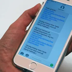 En hånd som holder en telefon